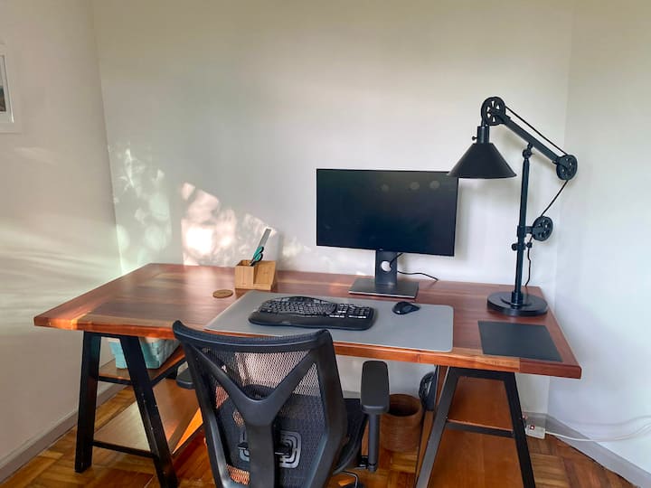 Configuración del escritorio de la oficina. Wifi rápido para trabajar.