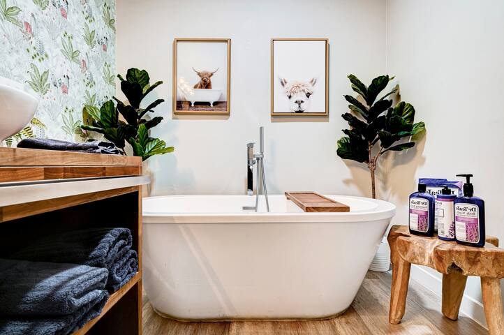 LUX 7BA/5BA Oasis w/Heated Pool & Spa +huge garden gallery image 3