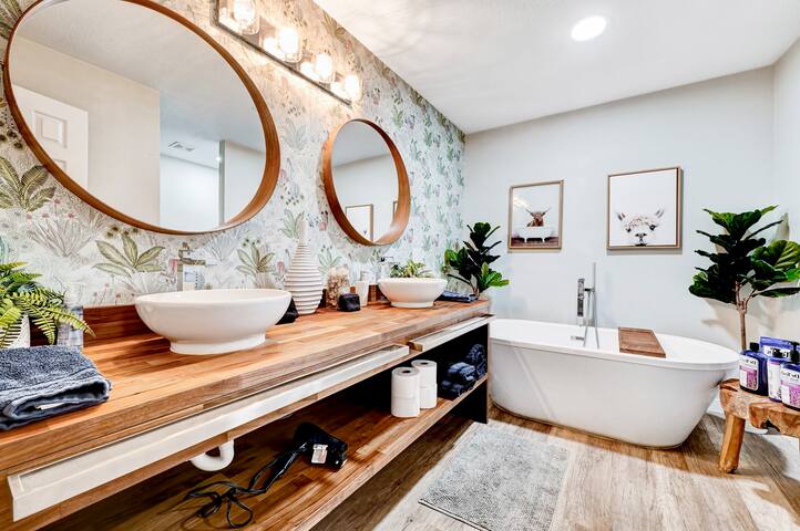 LUX 7BA/5BA Oasis w/Heated Pool & Spa +huge garden gallery image 5