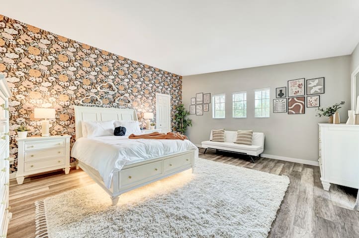 LUX 7BA/5BA Oasis w/Heated Pool & Spa +huge garden