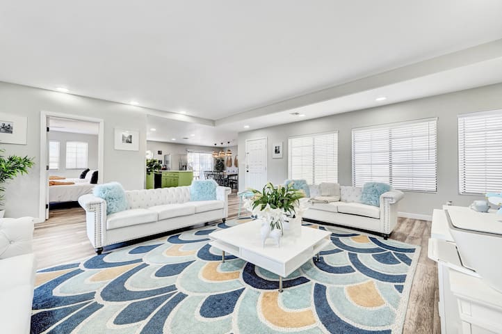 LUX 7BA/5BA Oasis w/Heated Pool & Spa +huge garden gallery image 4