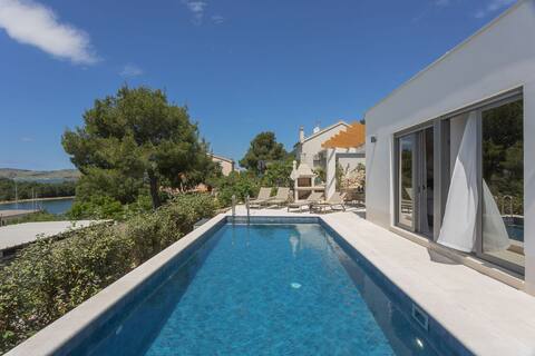 Villa Sullago with heated pool