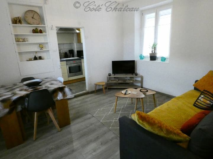 Красива светла всекидневна. Състои се от разтегателен диван за двама души, свързан плосък екран, който ви позволява да видите приложенията си за стрийминг, TNT, Wi - Fi, маса за хранене, за да опитате добрите специалитети на Елзас.