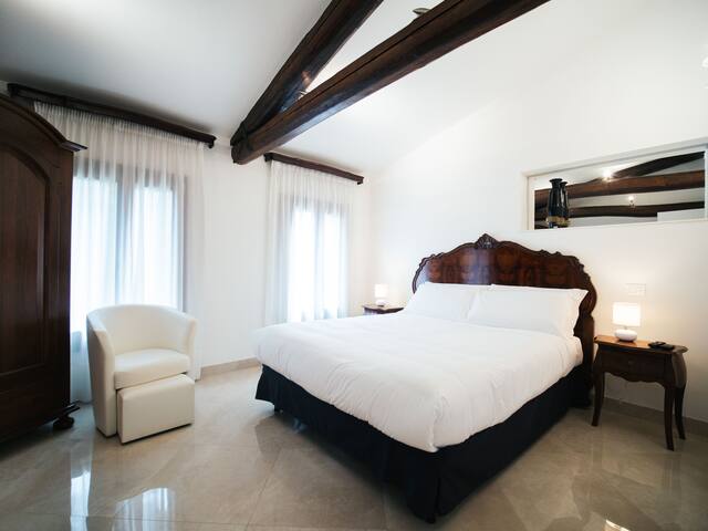 Specchio Venice Villa gallery image 4