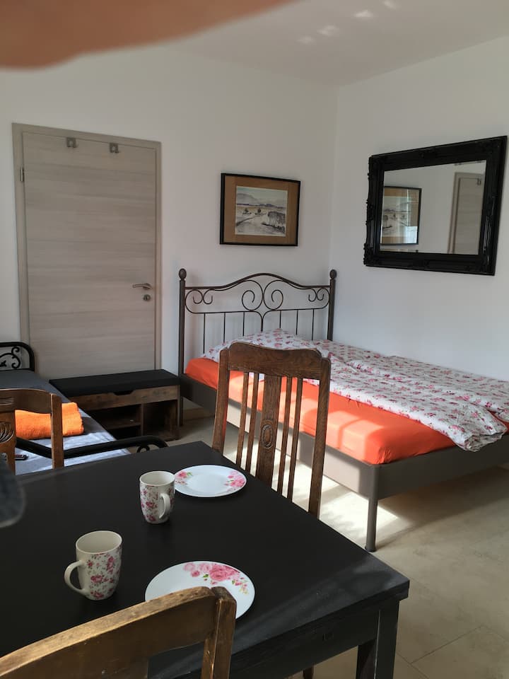 Il y a un lit simple et un lit double (1,40 m) idéal pour deux personnes ou pour les familles avec un enfant