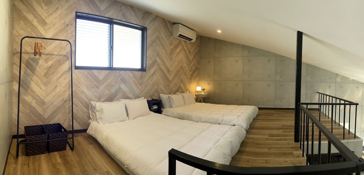 Na druhom poschodí sú natrvalo nainštalované dve dvojlôžkové postele.Máme rozkladaciu pohovku pre 3 až 4 osoby alebo pohodlnú rozkladaciu pohovku, ktorá zodpovedá počtu osôb.