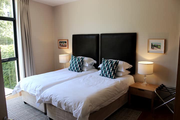 Втора спалня с две единични легла и самостоятелна баня