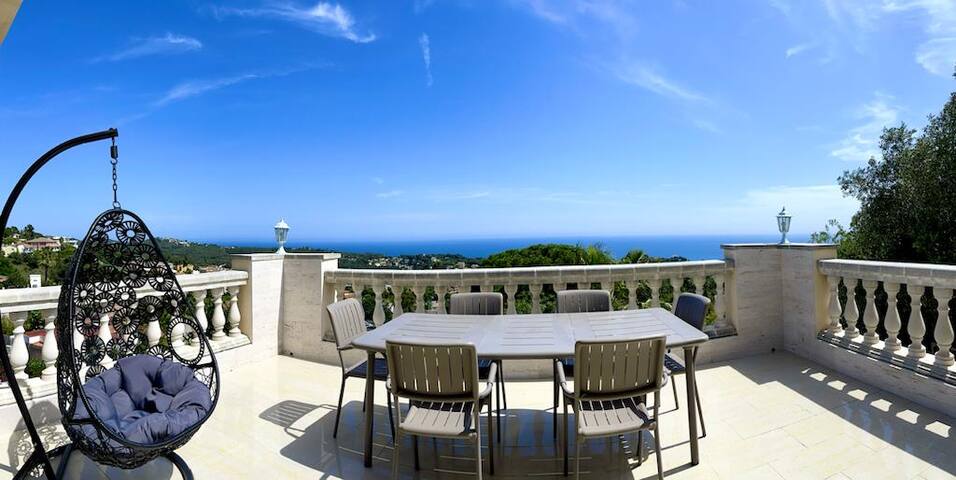 Villa with spectacular sea mountain and city views gallery image 4