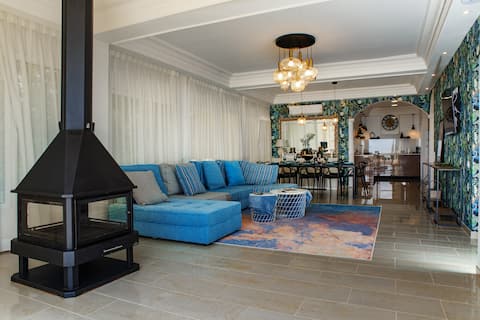 Top Airbnb: Villa with spectacular sea mountain and city views en Lloret De Mar