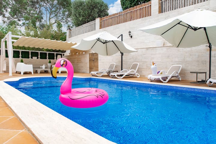 Villa with spectacular sea mountain and city views gallery image 3