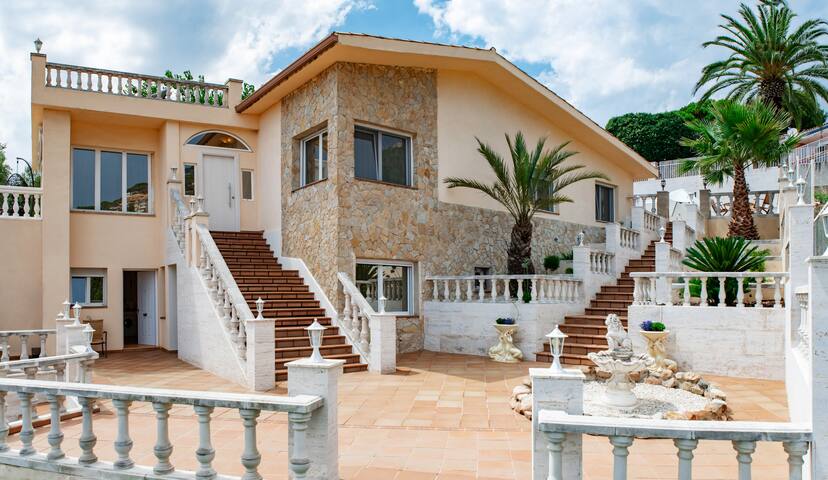 Villa with spectacular sea mountain and city views gallery image 5