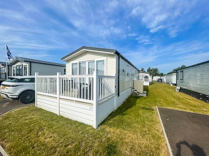 Caravan with decking & WiFi in Suffolk ref 20064CF Holiday parks for Rent in Corton, England