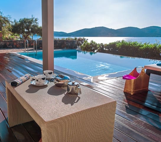 Modern villa, pool, beach 100m