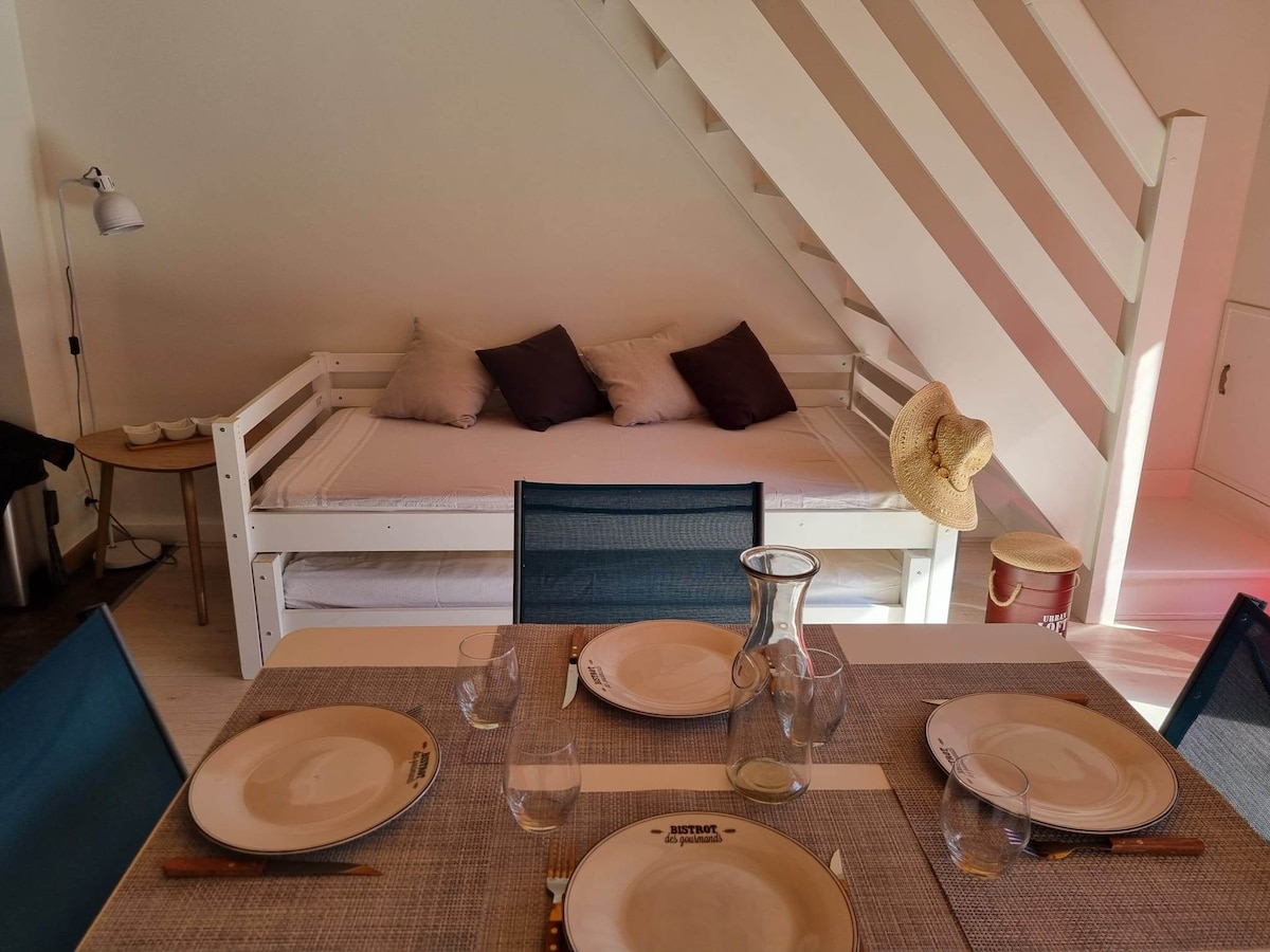 Popular Airbnb listing: Le Duplex Kérisper * 400 m from the port * Parking in La Trinité Sur Mer