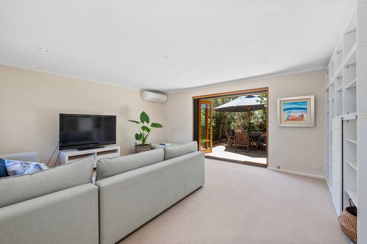 Beachside Bliss – walk to beach! gallery image 4