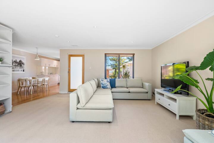 Beachside Bliss – walk to beach! gallery image 2