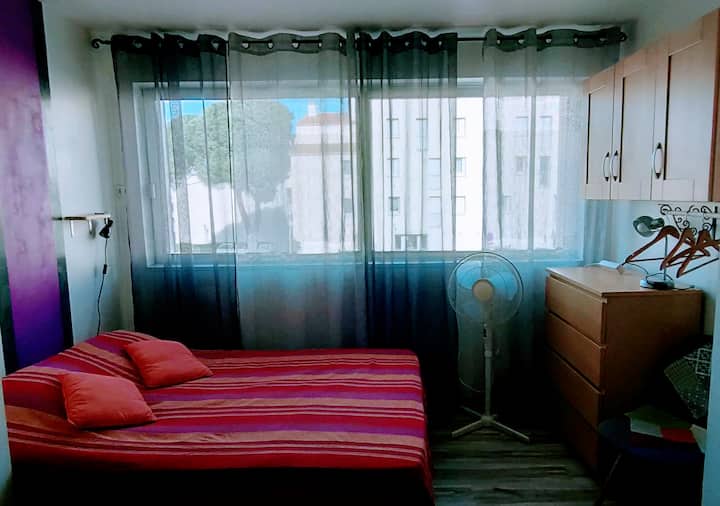 Loggia, kitanda cha 140 x 190, matandiko mazuri sana, madirisha makubwa, vizuia mwanga vya umeme vyenye sehemu mbili, vioo viwili