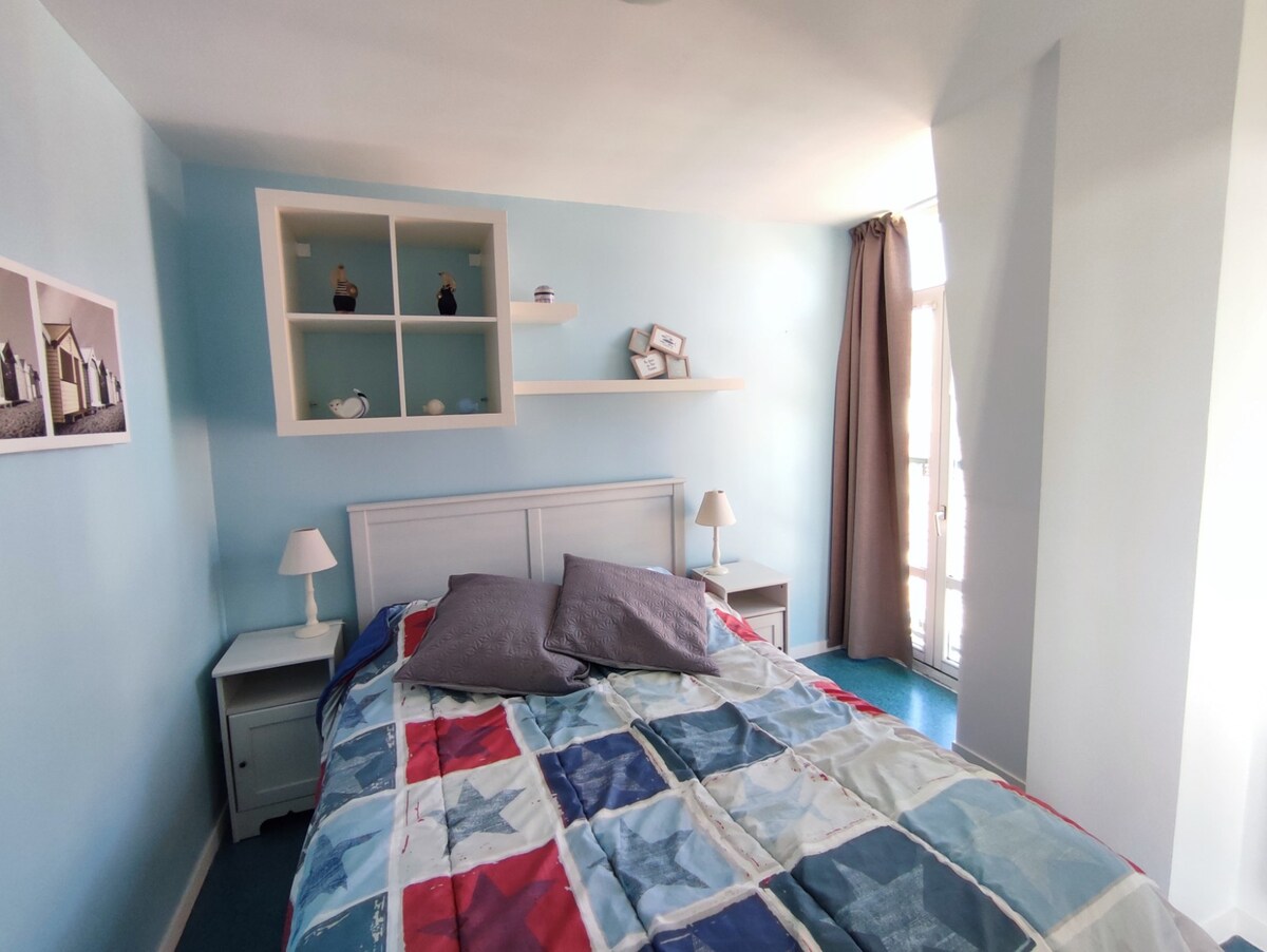 Спалня с двойно легло 140x190 и завивка 240x220 + 2 възглавници
затъмняваща завеса
Моля, имайте предвид, че спалното бельо не е осигурено. 