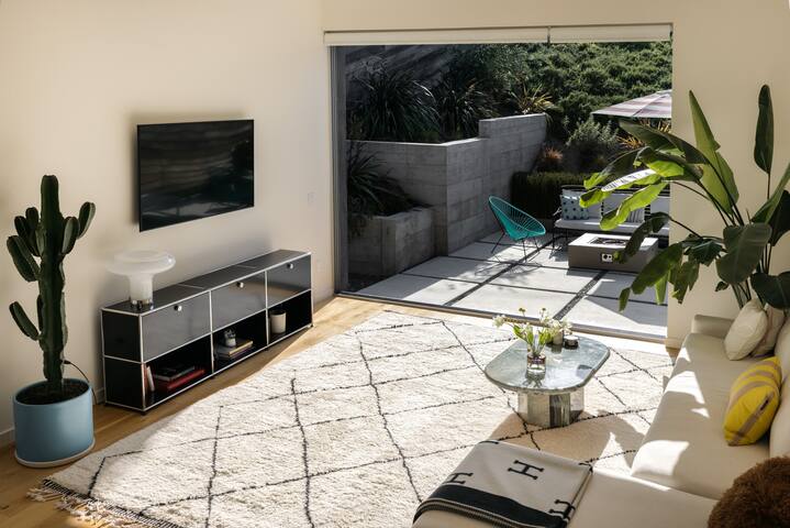 Modern home in Silver Lake gallery image 3