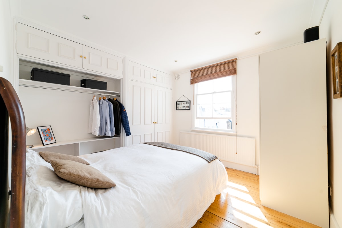 חדר שינה ראשי עם מזרן קינג סייז נוח