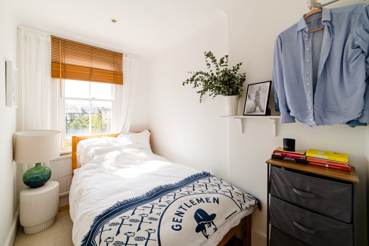 - חדר שינה שני עם מזרן זוגי קטן ונוח