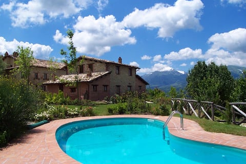 Farmhouse with a view of the Sibillini Mountains and a swimming pool