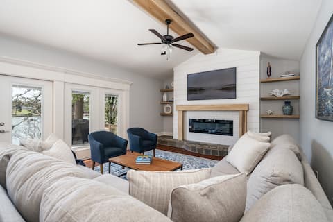 Top performing Airbnb: Stone Manor- Lake Front - Oaklawn - Boat Dock in Rockwell