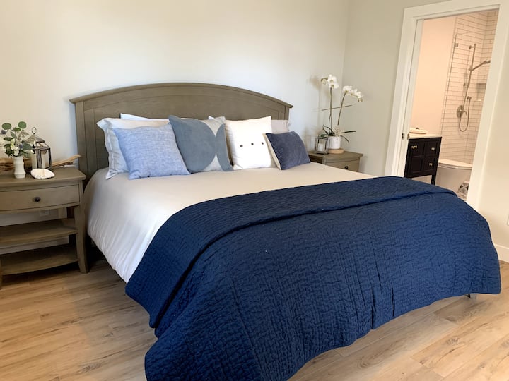 Голяма спалня с двойно легло king size и качествено спално бельо