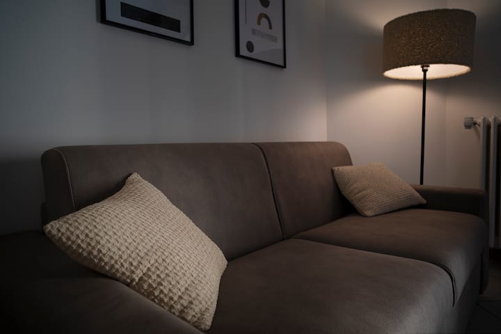 detail rozkladacej pohovky s lampou a mäkkým svetlom 