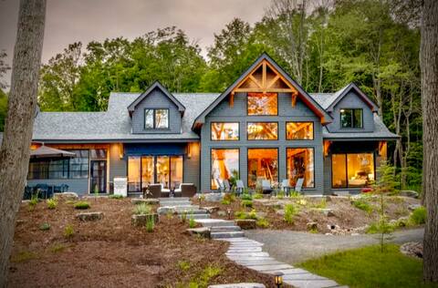 Newley built lakefront family cottage