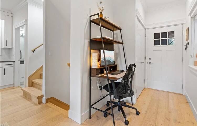 Stylish, Walkable, Family Friendly 3b in East Van gallery image 4