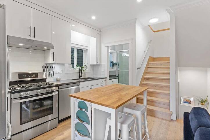 Stylish, Walkable, Family Friendly 3b in East Van gallery image 2