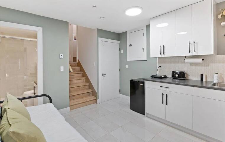 Stylish, Walkable, Family Friendly 3b in East Van gallery image 5