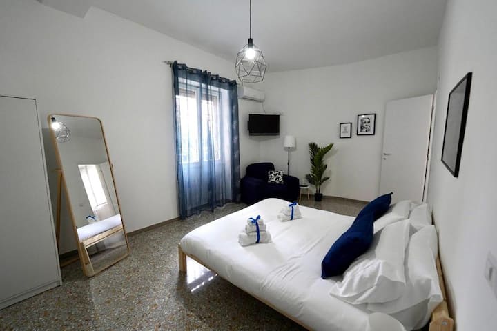 2 спални със самостоятелна баня и двойно легло с огледало и дрешник 