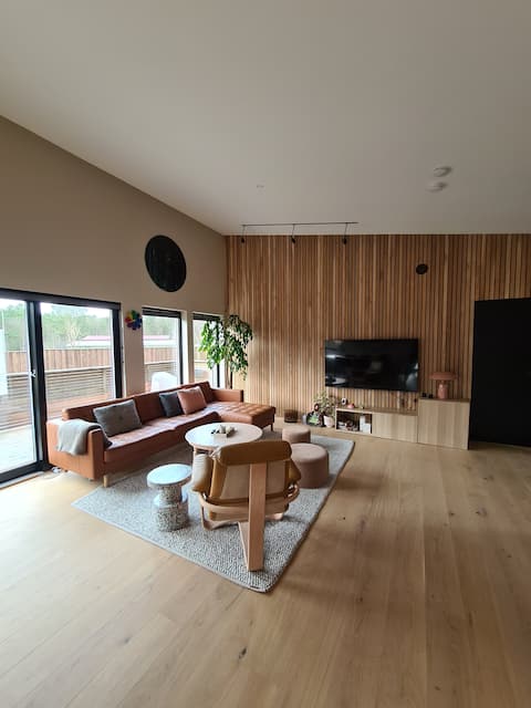 Single-family home by the sunshine and golf course