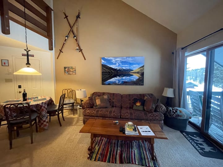 Relax indoors after the slopes or trail adventures, or step on the balcony for amazing views of Twilight Peak. After dark, watch your favorite shows with Roku or share photos with Starlink high speed internet.