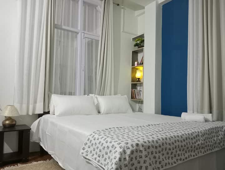 СТАН - 3 (семеен апартман од јута):  спална соба со бел чаршаф и перница со Dohar