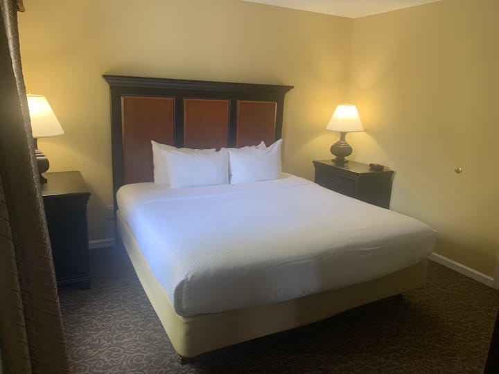 ห้องนอนชั้นบนมีเตียงควีนไซส์ที่สะดวกสบาย เราทำเตียงและรอคุณอยู่