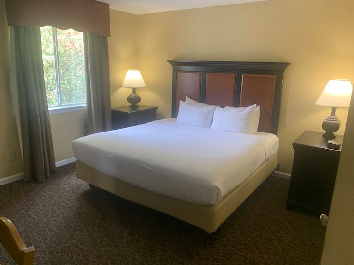 พักผ่อนให้เพียงพอบนเตียงขนาดคิงไซส์ที่สะดวกสบายในห้องนอนใหญ่