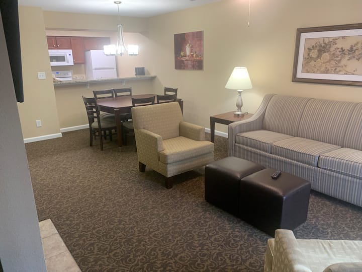 มีพื้นที่กว้างขวางในห้องนั่งเล่นของคุณ คุณจะรู้สึกเหมือนอยู่บ้าน!