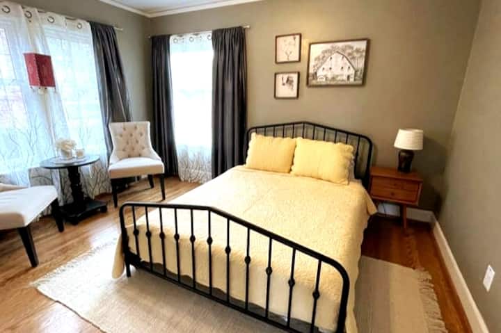 Retraite dans votre chambre spacieuse privée et bien éclairée.
Matelas en mousse à mémoire de 10 pouces et grand lit queen size pour une nuit confortable pour 2 personnes.