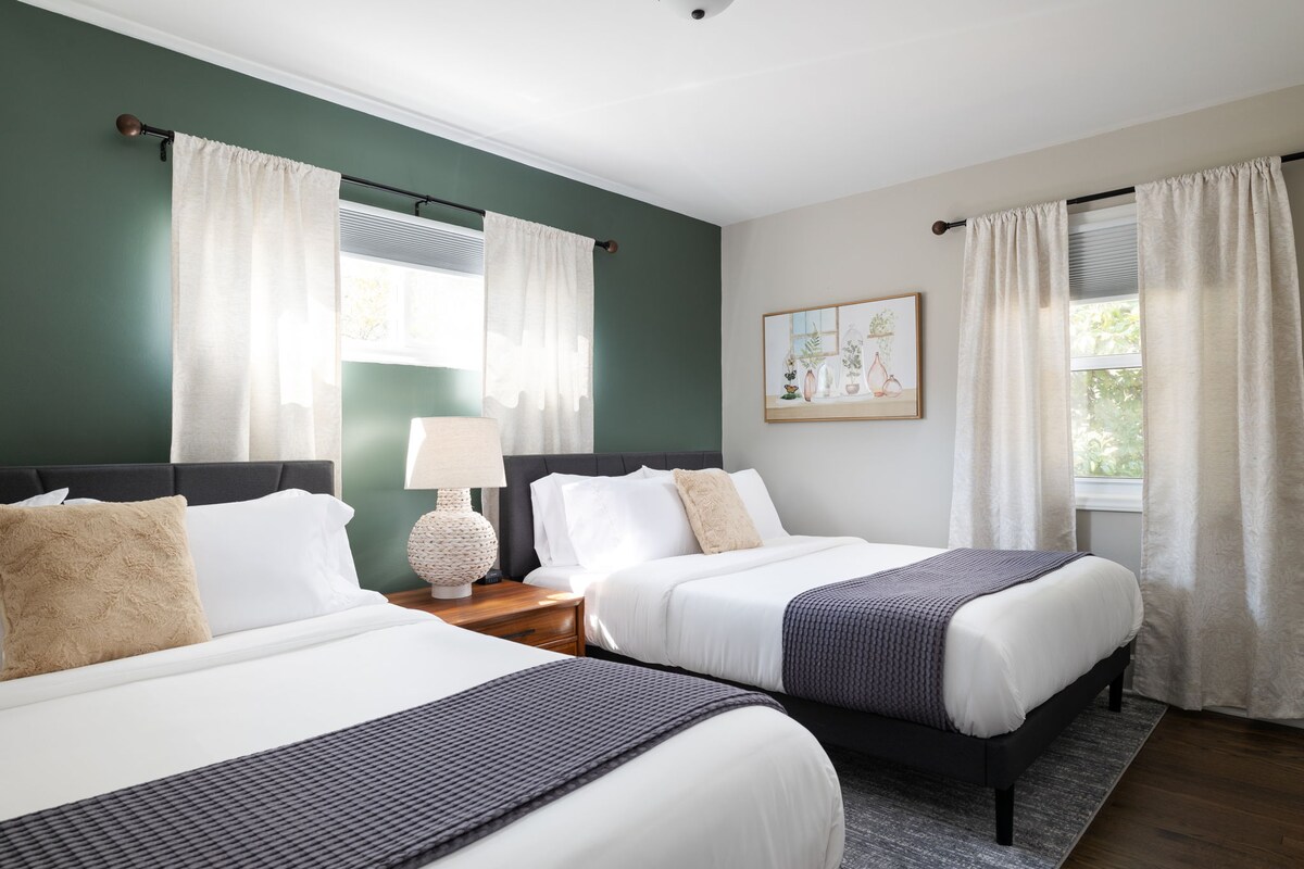 Umirujući i spokojni stil naše sobe za goste s bračnim krevetom zasigurno će vam pomoći da zaspite nakon napornog dana.