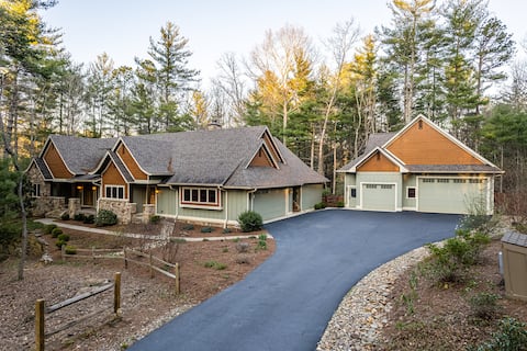 5-Star LUXE Home-Game Room-Hot Tub-4 Kings-3 Acres