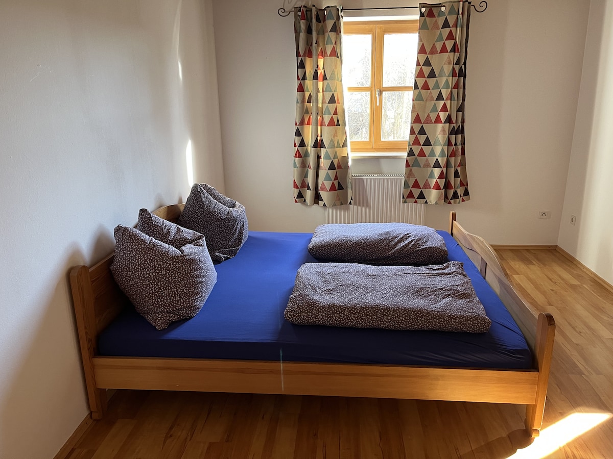 חדר שינה 1 עם מיטה זוגית וארון גדול. 