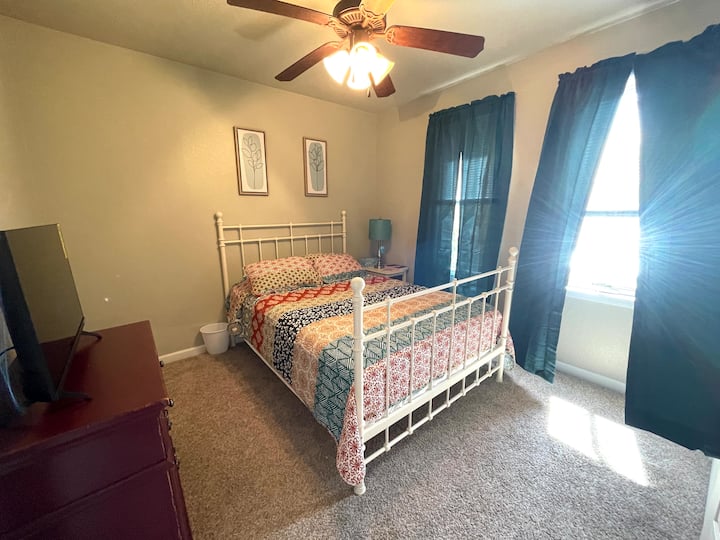 Bedroom 1- Queen Bed