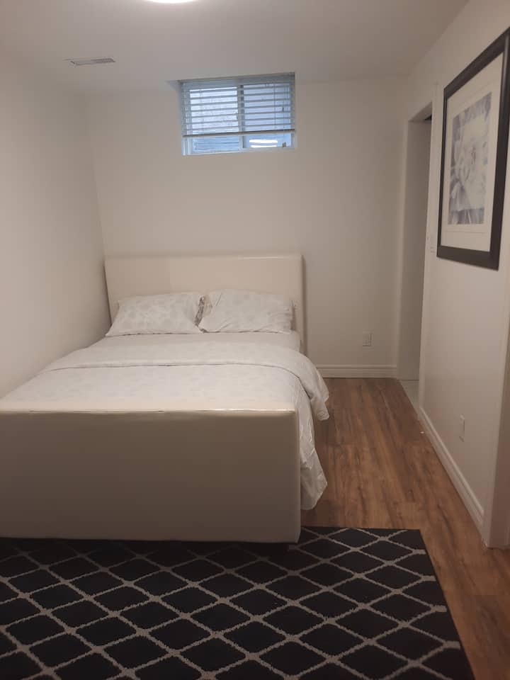 Втора спалня със обособено работно пространство и самостоятелна тоалетна и душ