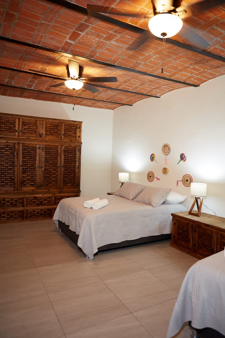 ห้องรองกว้างขวางมากมีเตียงคู่ที่สะดวกสบายสองเตียงที่จะทำให้คุณได้รับการพักผ่อนที่ยอดเยี่ยม 