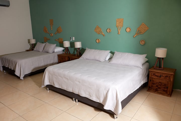 ห้องนอนใหญ่กว้างขวางมีเตียงขนาดคิงไซส์และเตียงคู่ที่จะทำให้คุณได้พักผ่อนในการเข้าพักที่จะสะดวกสบายและน่ารื่นรมย์มาก