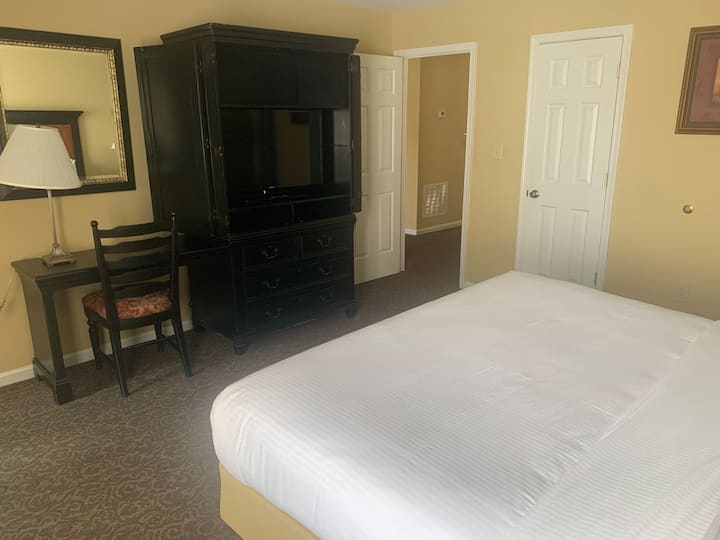 Acogedor dormitorio principal con una cómoda cama tamaño king.