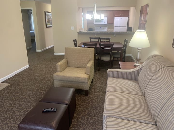 ¡Hermosa vista de las áreas de cocina, comedor y sala de estar! ¡Te sentirás como en casa aquí!